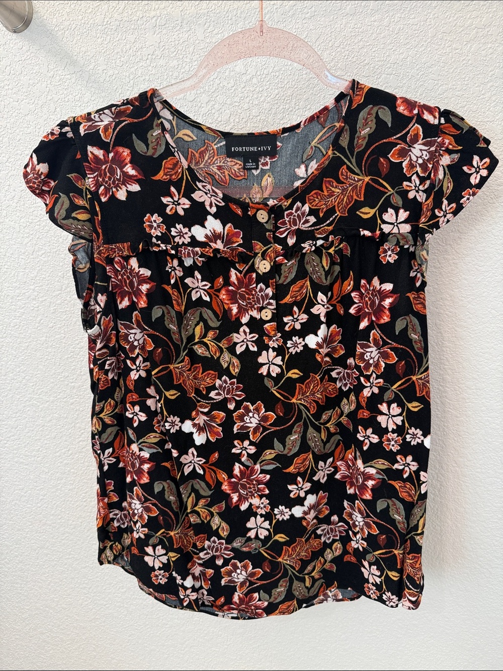 Fortune + Ivy Black Floral Button-Front Flutter Sleeve Blouse